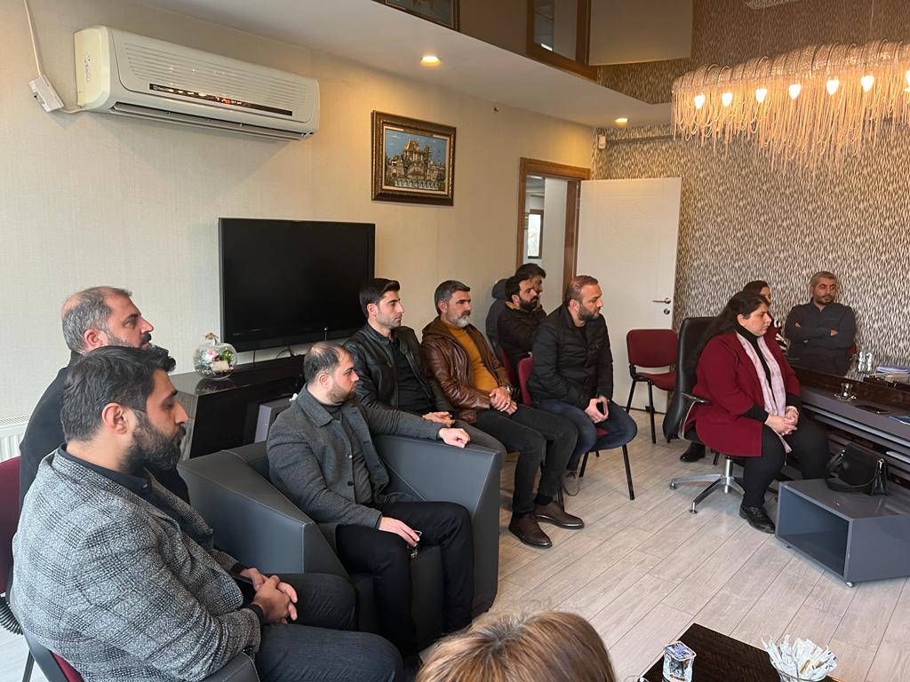 Bugün Diyarbakır Deva Partisi il ve ilçe teşkilatları olarak Sağlıkta Atılım Eylem Planımızı anlatmak üzere Diyarbakır Eczacı Odası Başkanlığı'nı ziyaret ettik.

Misafirperverliklerinden ötürü Oda Başkanı Mahmut Sert ve Yönetim Kurulu Üyelerine teşekkür ederiz.

#SağlıktaAtılım