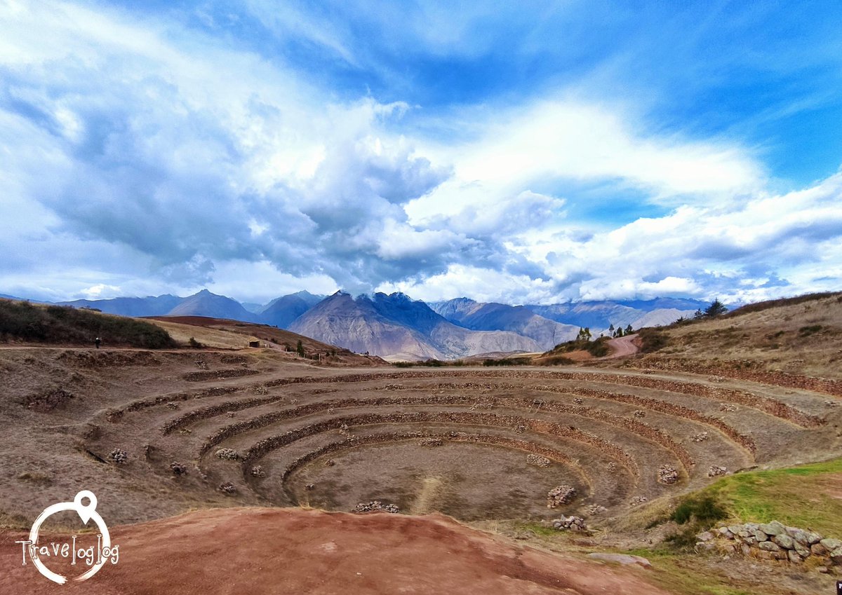 の風景🇵🇪 モライ遺跡 モライはインカ帝国の農業実験施設と呼ばれている遺跡🌽 円形の段々畑が特徴的なんです。 一節によると、高度による野菜の出来高を比較していたとか🧐 日本帰ったら、今年も畑頑張ろう。