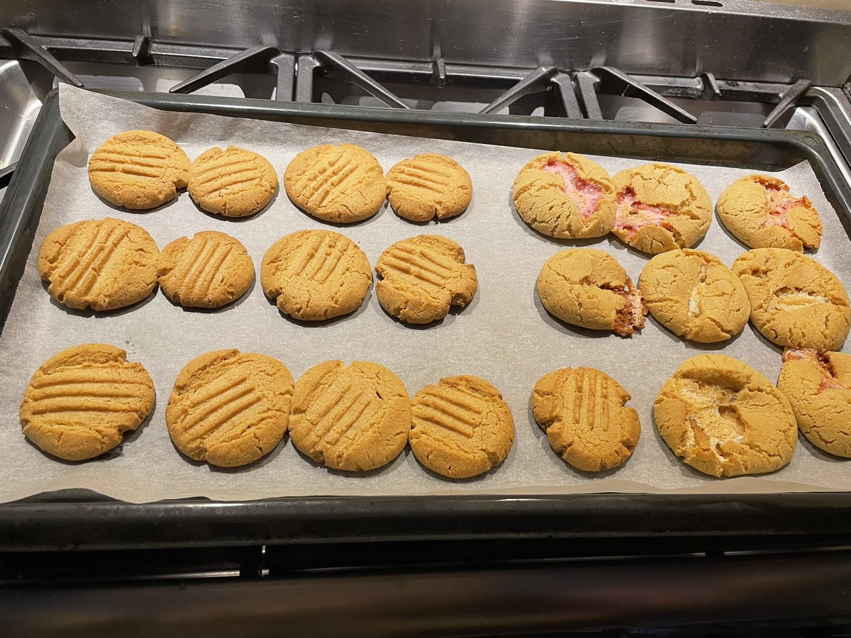 I’m so excited😆 What would it be like if I put marshmallow in the cookie doughs…!?

— Those on the right are peanut butter cookies with marshmallows😋

#peanutbuttercookies #marshmallow #sweets #BBQ #handmade #oven #cookies #baking #CapeTown #SouthAfrica