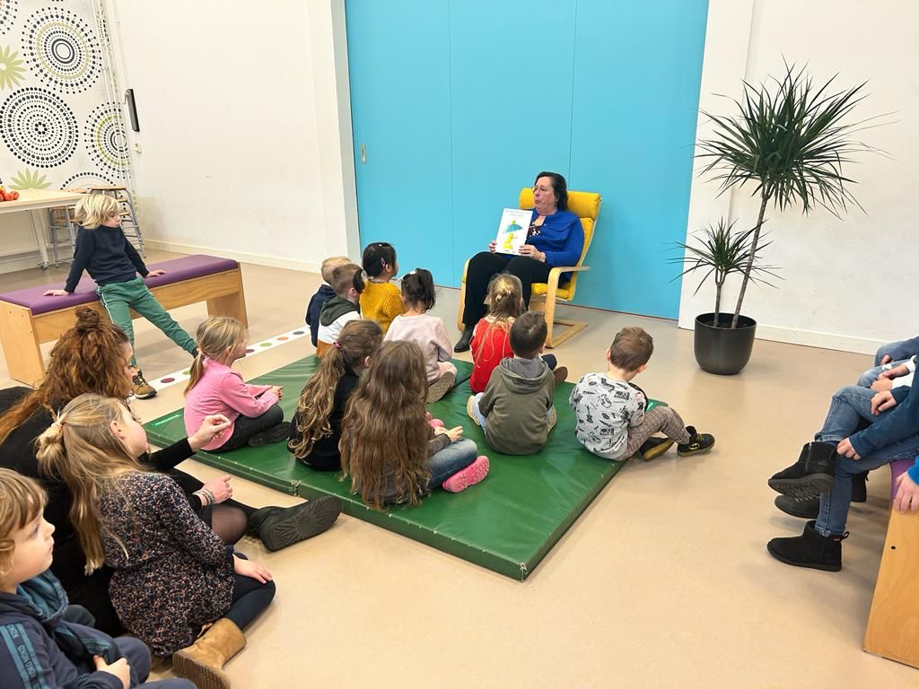Wat was het gezellig bij Valckesteyn Noord. Wethouder Mieke van Ginkel las een grote groep kinderen voor uit ‘De eend die niet van water hield’ in verband met de voorleesdagen. Het werd, samen met wat lekkers, een heerlijk voorleesfeest! 🎉 #voorleesdagen #gemeentealbrandswaard