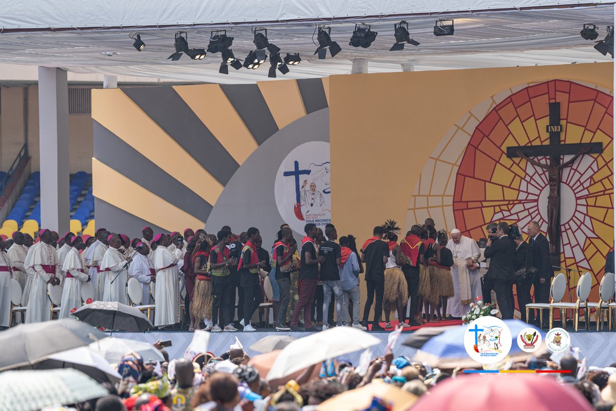 PapeEnRdc's tweet photo. Les jeunes danseurs traditionnels recevant des présents du @Pontifex_fr.
#PapeEnRDC #PopeInDRC #reconciliation #PapePourPaix #PopeForPeace https://t.co/knhX8bm0HK