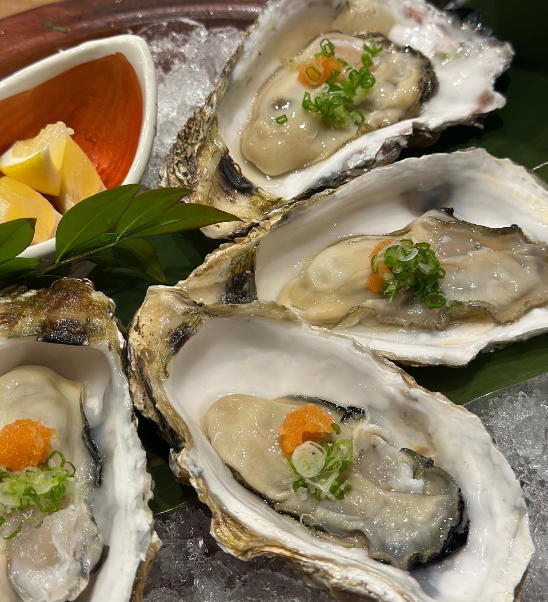 เป็นร้านที่วัตถุดิบ และเนื้อสัมผัสดีมาก
หอยนางรมคือหวาน เด้งสู้ลิ้นสุดๆ
เนื้อ Rib roast คือต้องสั่งเพิ่มจานที่ 2 ละลายยไปหมด
ส่วน Sashimi ปลาสด วัตถุดิบเกรดโอมากาเสะเลย
ติดแค่น้ำซุปชาบูที่หวานไปหน่อย
เลยทำลายความอร่อยของเนื้อวากิวเลย
แต่ถ้าโดยภาพถือว่าเป็นร้านที่น่ากลับมาซ้ำเลย