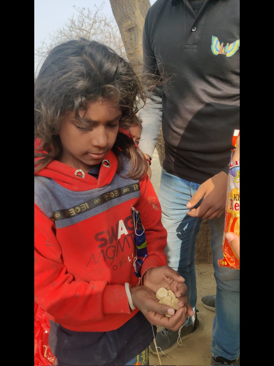 nayepankh's tweet photo. Sharing kindness is not just a job, it's our responsibility💙 #SpreadKindness #FoodDonation https://t.co/KwNSawSxFU