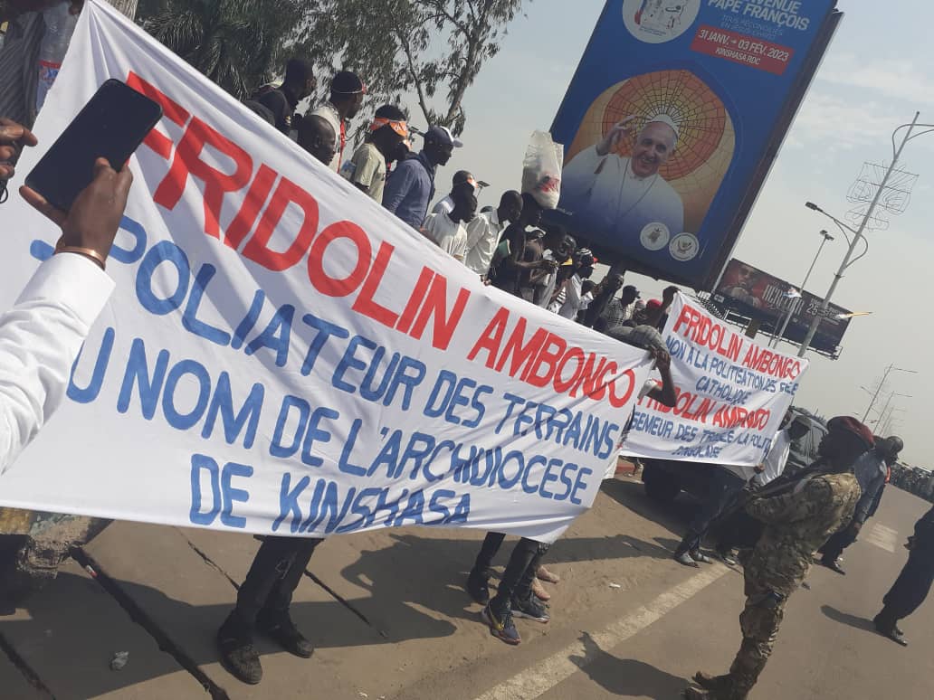 rdcmonde_mag's tweet photo. #VisitePape: C'est aujourd'hui devant le stade des martyrs. D'après certains #témoignages même les #jeunes de l'église catholique (Archidiocèse de Kinshasa) se déplaisent de la manière de faire de @TataCardinal Ambongo.
@fatshi13 @Aldysheky @sethkikuni @Franciskalombos @Muyumba https://t.co/fcM6r1VLoR