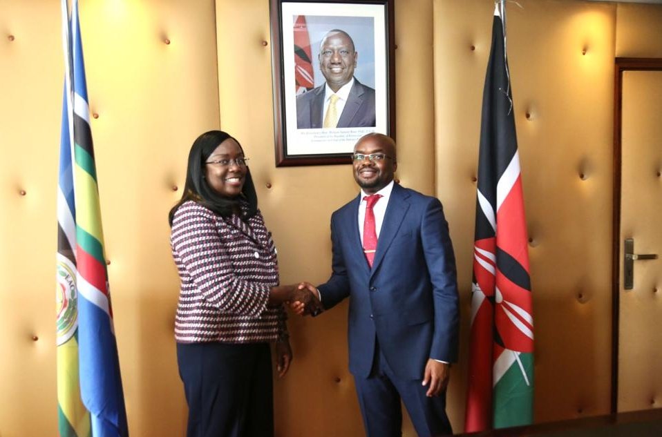 ray_omollo's tweet photo. I was privileged to meet a delegation from the UNHCR led by the Kenya Representative, Caroline van Buren. We deliberated on possible ways of enhancing collaboration and adopting the whole-of-society approach to addressing the affairs of refugees, immigrants and stateless persons. https://t.co/hzn0NsmNSU