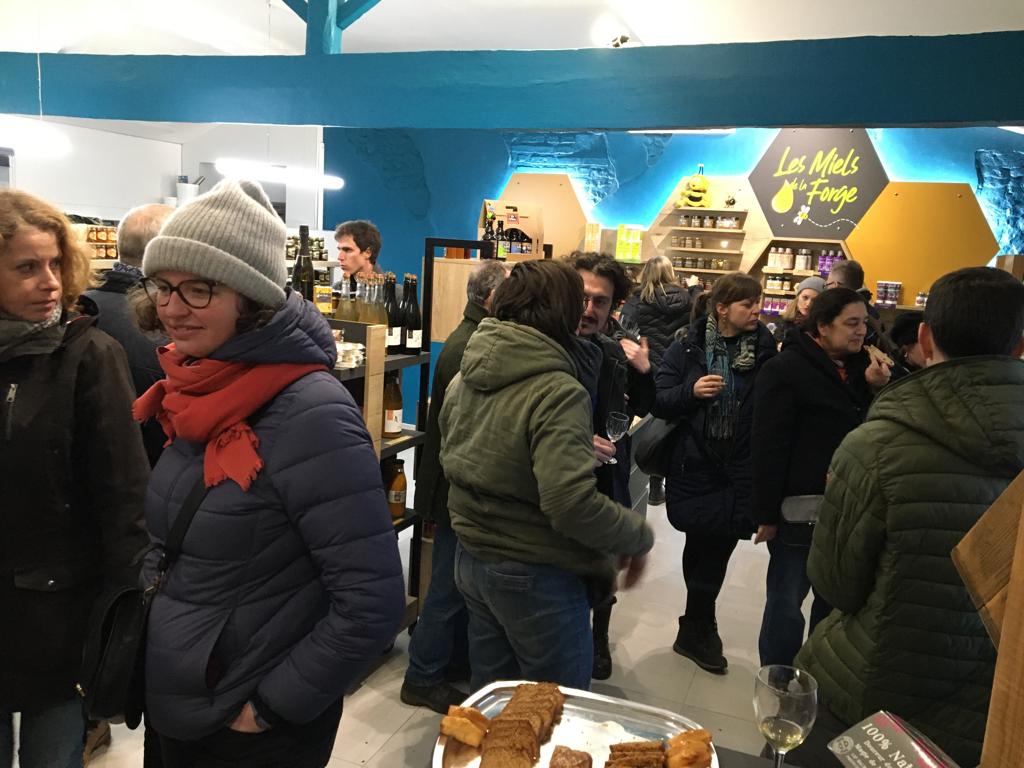 eucapnetwork's tweet photo. #focusgroup experts #HDLF #biodiversity visit farms that implement #HDLF:
1️⃣farmers Vincent & Sylvain Baron
🌻Flower strips
🌳Hedges
💻 Sol vivant and Taupe project @GieeSol
2️⃣ beekeeper Franck Minot
🌻Flower strips for bees
🍯honey tasting offered by @ChambagriFrance https://t.co/MypEr2OgtE