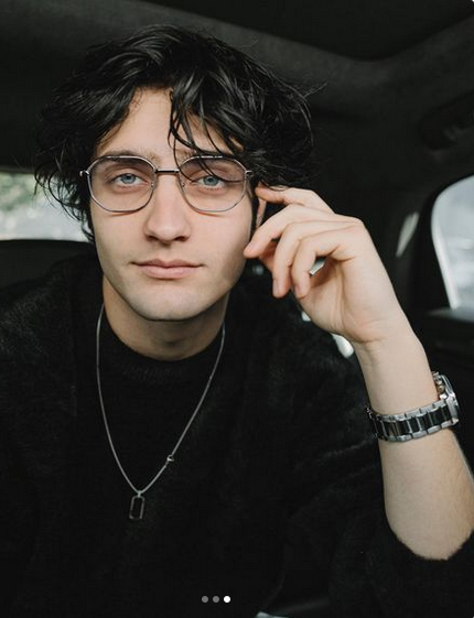 TDombrack's tweet photo. Do I look smarter with glasses? https://t.co/XXHuIvm7Xd