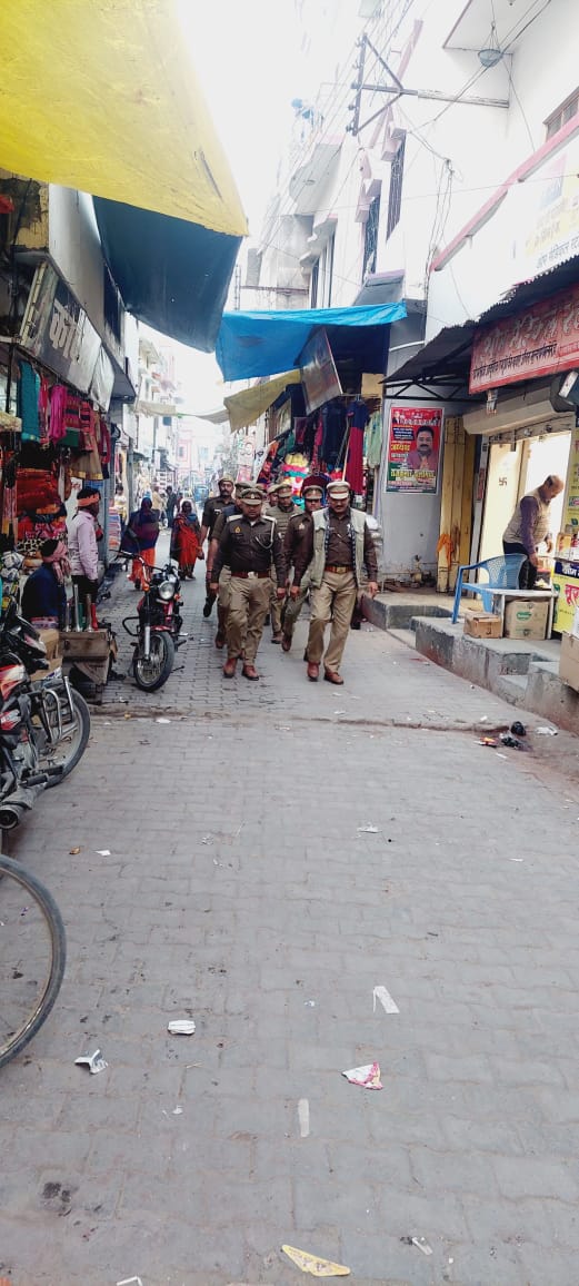 kushinagarpol's tweet photo. #SP_KSN
@dhawalips
के निर्देशन में जनपद के थाना खड्डा पुलिस द्वारा सुरक्षा एवं कानून व्यवस्था को सुदृढ़ बनाये रखने हेतु प्रमुख चौराहों/ कस्बों/बाजारों/सर्राफा मार्केट आदि प्रमुख स्थानों पर आमजन से संवाद स्थापित करते हुये फ्लैग मार्च/पैदल गश्त/चेकिंग किया गया।
#UPPolice https://t.co/g7vq8HOYHc