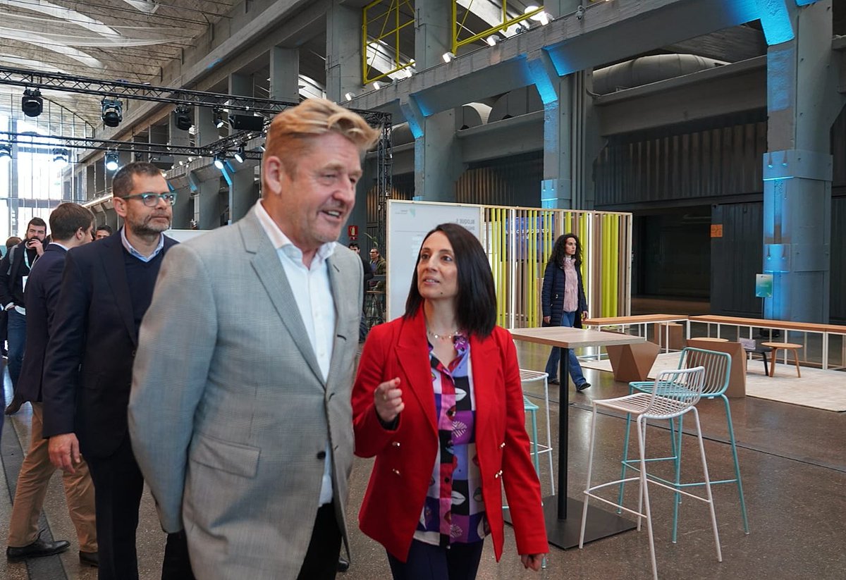 GVAMediAmbient's tweet image. 🚘🔋 La consellera  @Rebeca_Torro ha asistido a la presentación de la mayor alianza empresarial del sector del automóvil #FutureFastForward liderada por 
@VWGroup junto a un conglomerado con proyectos valencianos

📍Madrid