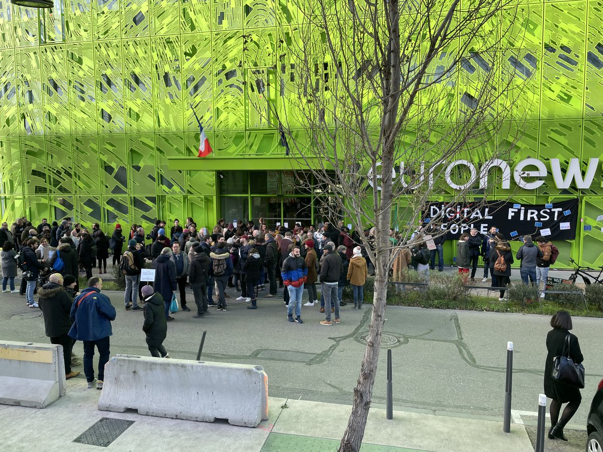 Hacemos huelga en la cadena de televisión euronews contra el intento de despiezar y saldar un canal de televisión. Hay diferencias entre invertir y depredar, entre un grupo empresarial inversor y un fondo de rapiña. #GreveEuronews #StrikeEuronews