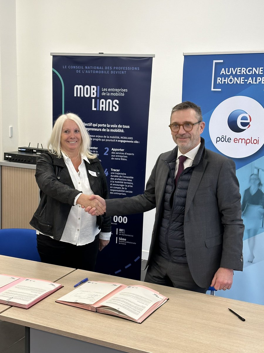 TOUBEAUfred's tweet image. Signature d'une convention partenariale @mobiliansfr 🤝 @poleemploi_ara 
Un engagement pour favoriser les recrutements dans les métiers de l’#automobile et de la #mobilité 
Au sein du @GNFAauto Saint-Priest en présence de Nadine Annelot et Virginie de Pierrepont
#TousMobilisés