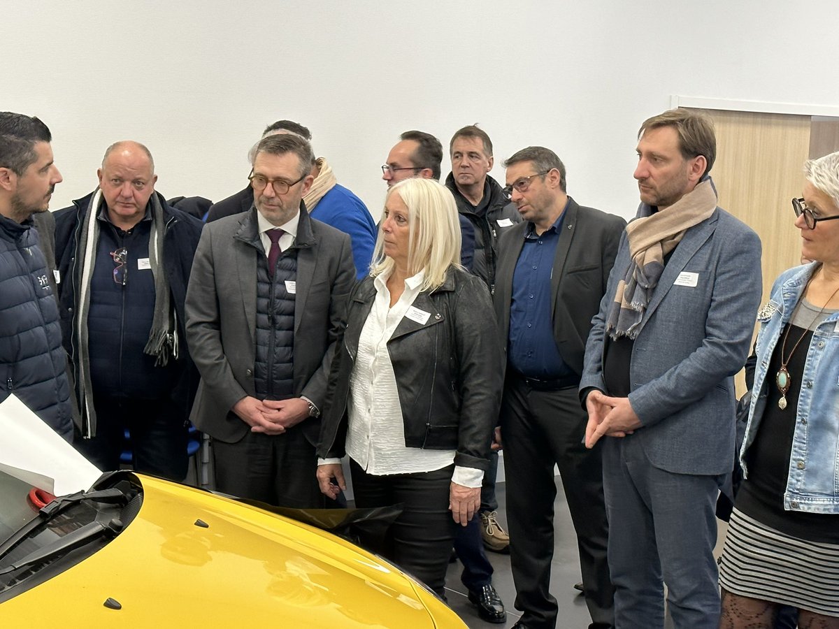 TOUBEAUfred's tweet image. Signature d'une convention partenariale @mobiliansfr 🤝 @poleemploi_ara 
Un engagement pour favoriser les recrutements dans les métiers de l’#automobile et de la #mobilité 
Au sein du @GNFAauto Saint-Priest en présence de Nadine Annelot et Virginie de Pierrepont
#TousMobilisés