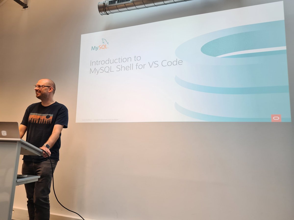 M1guelAraujo's tweet image. @gryp on stage showing MySQL Shell for VSCode
#MySQLDay #FOSDEM2023