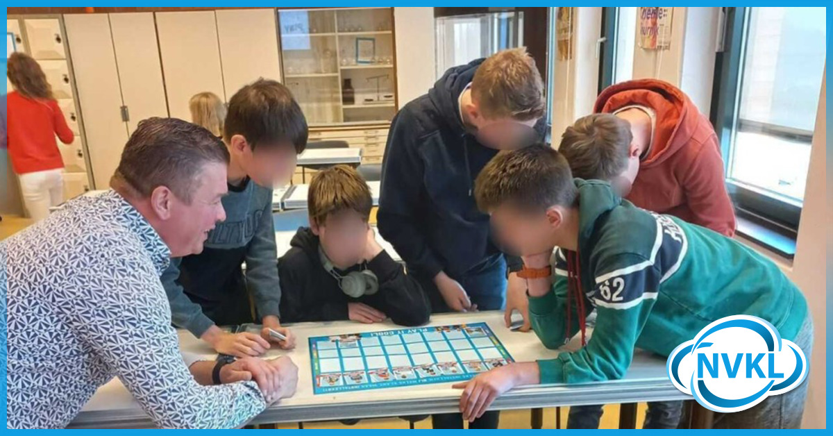 VerenigingNVKL's tweet photo. Op 19 januari heeft Rob Verduin van De Wit Datacenterkoeling een ‘gewone werkdag’ ingeruild voor een dag #jongeren enthousiasmeren voor #koudetechniek! Tijdens deze dag werd o.a. het #NVKL 'Play it COOL!' spel gespeeld.

Lees meer: https://t.co/CSmepfpusT https://t.co/eKr0wxQlTX