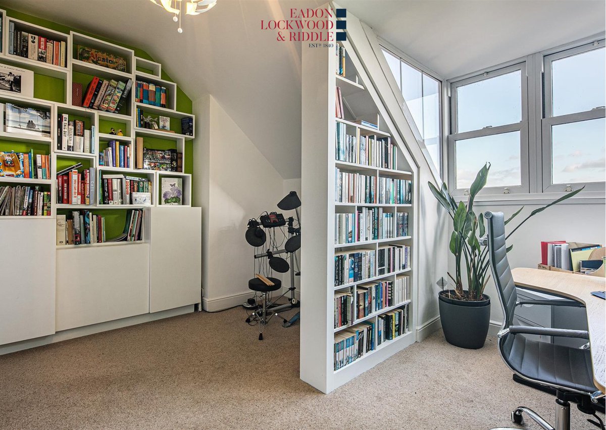 Crookesmoor Road, Broomhill📍
£600,000 - £625,000💷

▫️ 5 bedrooms
▫️ Open plan dining kitchen
▫️ Sitting room
▫️ Extensive basement rooms
▫️ 2 bathrooms
▫️ Front and rear garden

elr.co.uk/properties/164…

#ukproperty #sheffieldisuper #S10 #forsale #realestatelife