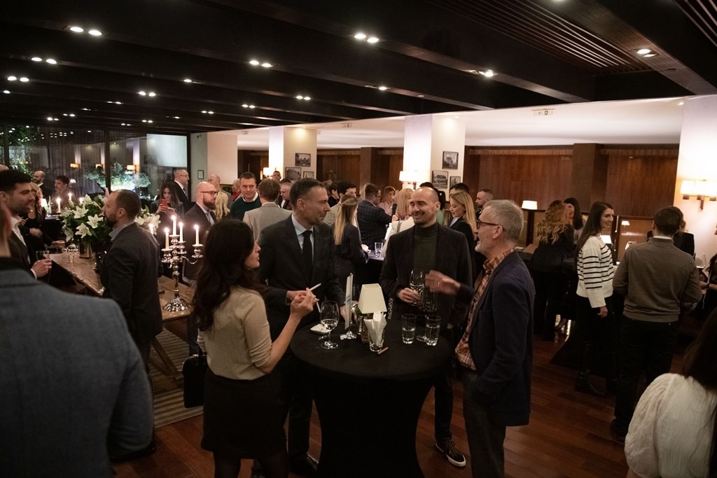 menadzerSAM's tweet photo. I ove godine nastavljamo sa sjajnom atmosferom i druženjem, hvala što ste doprineli tome i bili deo u protekloj godini. 🕺💃
#AfterHolidayCocktail #managerSAM #business https://t.co/WqQtBsTRZh
