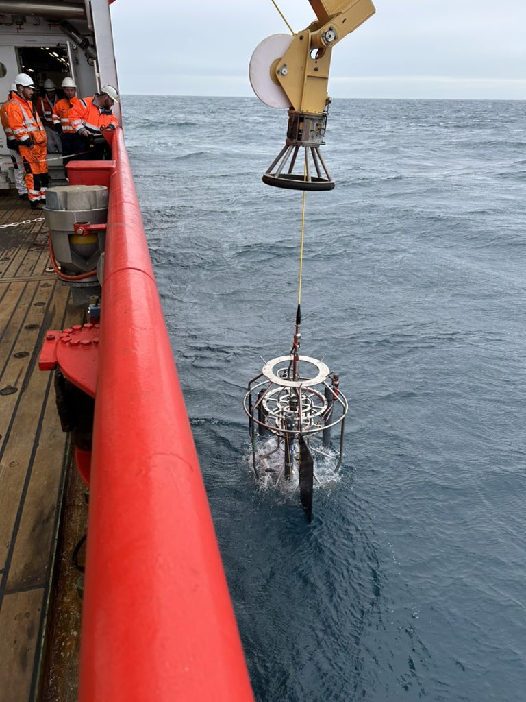 Spent the morning cleaning all the trace metal CTD bottles and had a test launch with the new robot arm, we’re finally ready to get some actual samples onboard! 1st Drake’s Passage CTD @ 200m going into the water as we tweet! #SDAScience