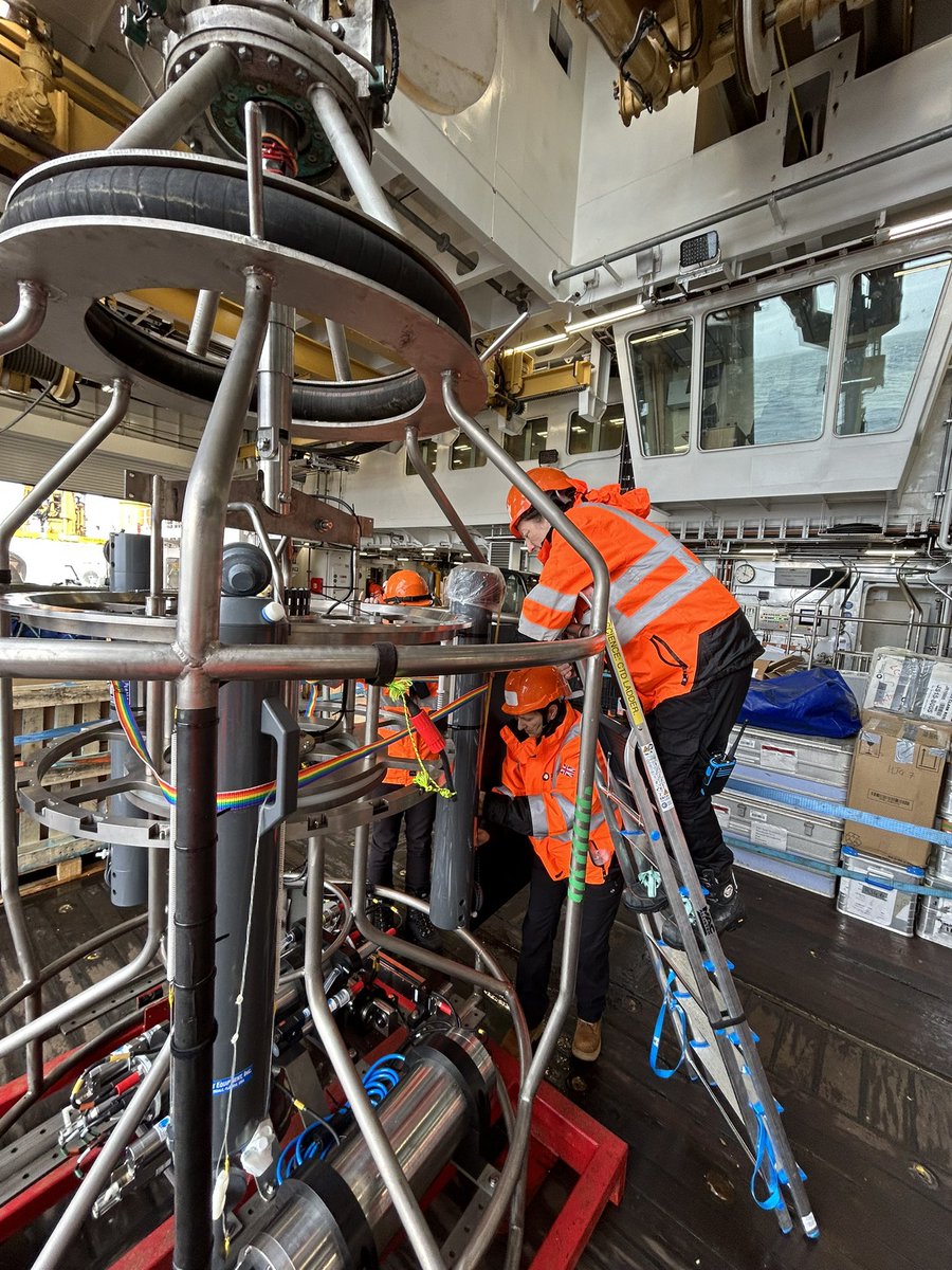 lissafriberg's tweet image. Spent the morning cleaning all the trace metal CTD bottles and had a test launch with the new robot arm, we’re finally ready to get some actual samples onboard! 1st Drake’s Passage CTD @ 200m going into the water as we tweet! #SDAScience