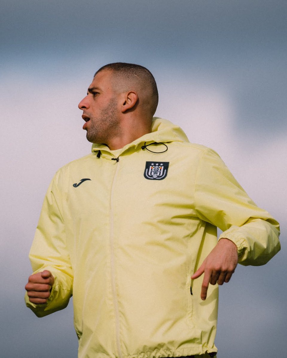 rscanderlecht's tweet photo. Slimani in the building. 🟣⚪ https://t.co/jZyf8Y2Tfk