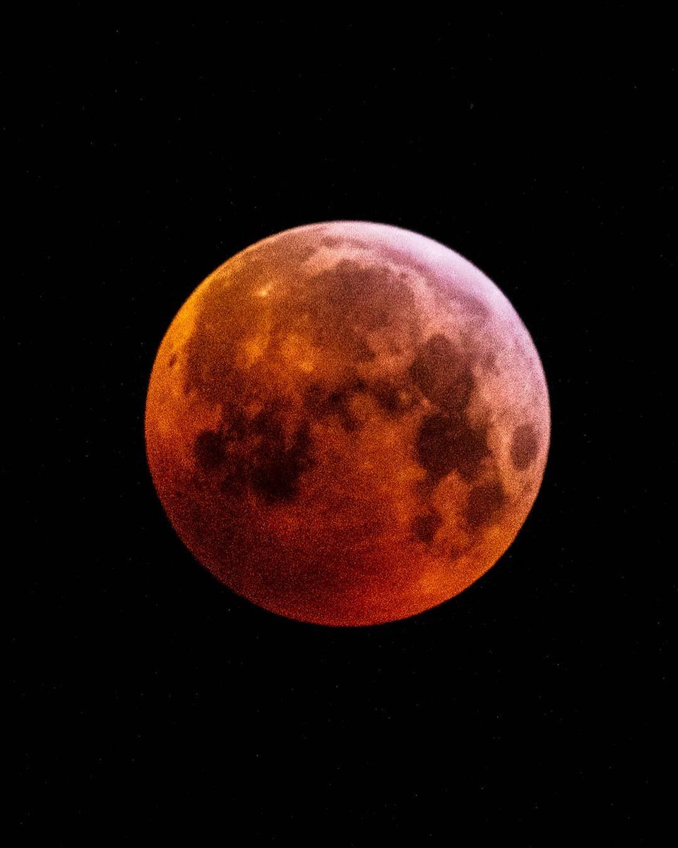 La Luna Roja, comparte originalmente #igpodium_night
chrizschwarz•Recklinghausen, Germany