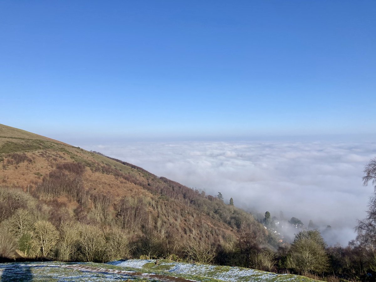 _sarahmars's tweet photo. Recharging 💆🏼♀️
People down in Great Malvern probably thought it was a grim, cloudy day today.. #cloudinversion #bluesky #wintersun #freshair #getoutdoors #clearingthemind 🌤️ https://t.co/TBjZJrh5TZ
