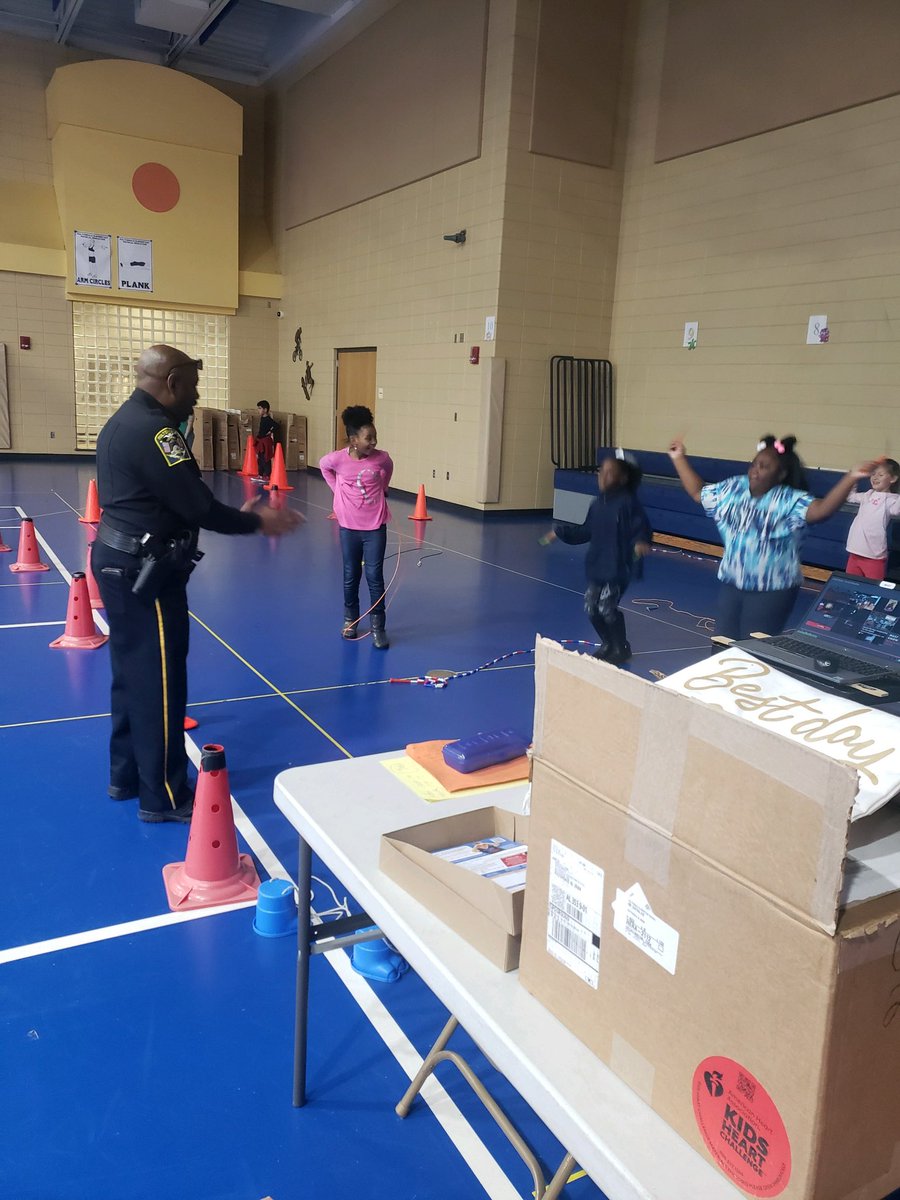 tkbondman's tweet photo. Chief Walker joined us for Fun Friday in P.E. @JEFCOED @FultondalePD @FultondaleElem https://t.co/7nXVVz1gJR