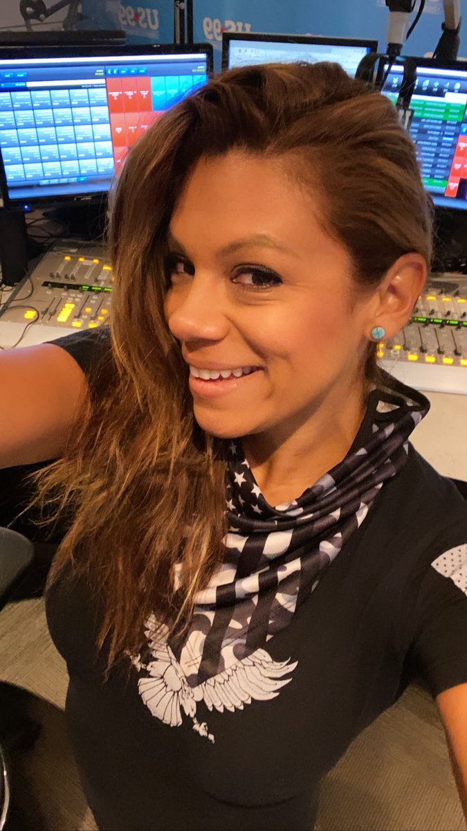 candichicago's tweet image. In honor of yesterday’s #NationalRadioDay lol #Canditime #Candi #Candigomez #Chicagoradio #radio #DJ