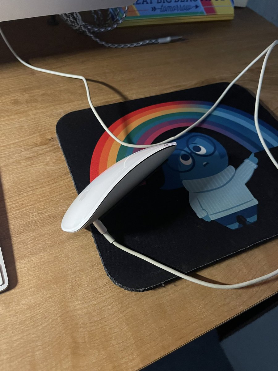 MMRoberts76's tweet photo. @Apple please fix this design. Picture speaks 1,000 words. No explanation needed. Thanks, love. 

Sincerely, 

The girl who needs her damn mouse to do literally EVERYTHING. https://t.co/thDcY9i0vu