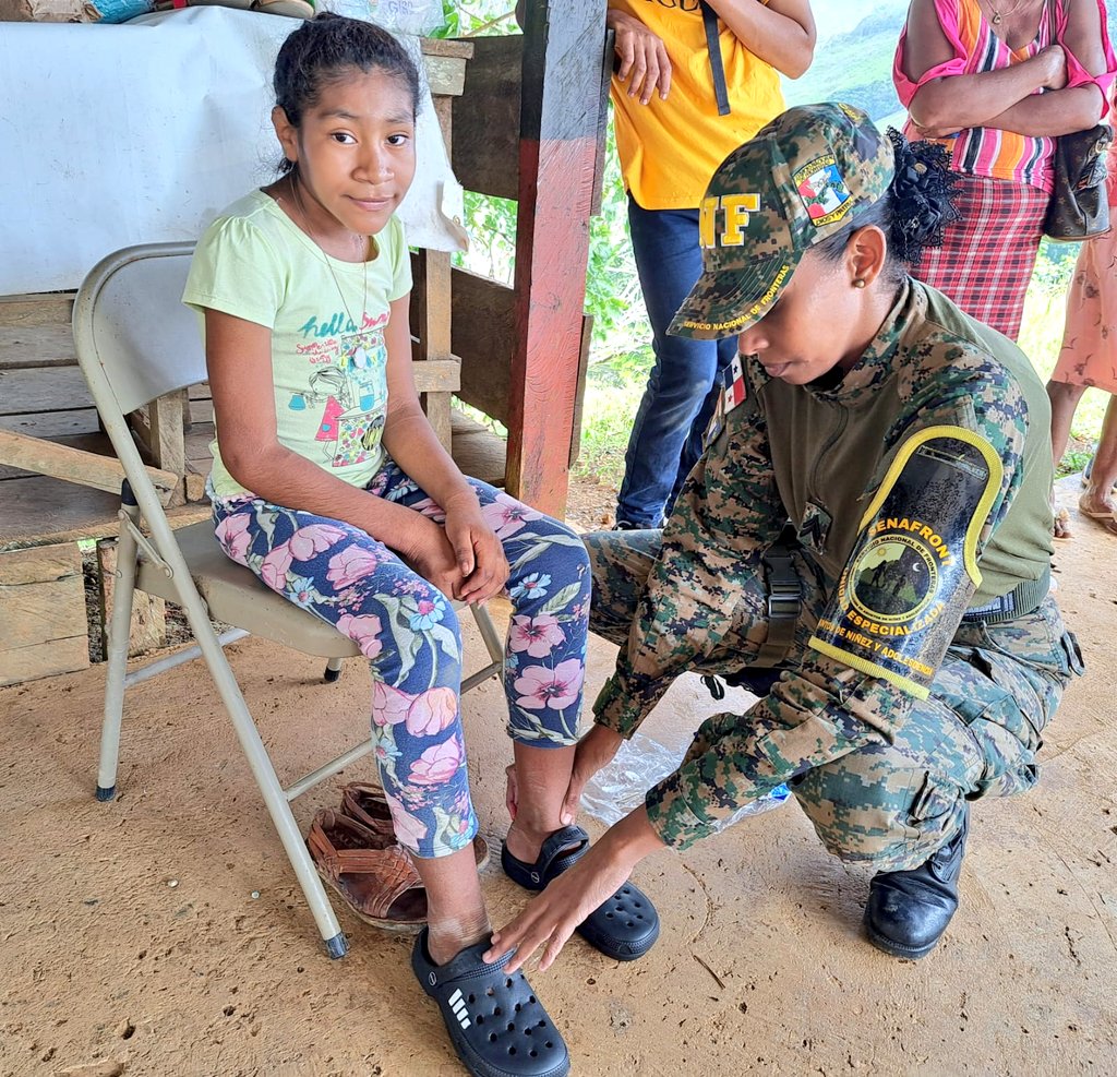 senafrontpanama's tweet photo. #Chepo》¡Sentir que ayudamos nos hace orgulloso de nuestro trabajo! y es que las unidades de Seguridad Ciudadana y unidades especializadas del #BATCHE, realizaron en conjunto con personal de @municipiodchepo la entrega de bolsas de alimentos y zapatos.
#OrgullosoDeSerFronterizo https://t.co/iYVgGwkSH4