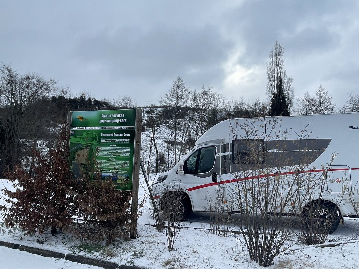 ts_thesTig's tweet photo. Moved 35mins southeast from Issoire for a change where I’m awaiting submersible water pump delivery. The bodge I’ve fixed with a different pump is doing ok. Weather has finally delivered a touch of winter. Motorhome coping admirably. #vanlife #motorhomelife #solovanlife #ardes https://t.co/7KUCOfECc5