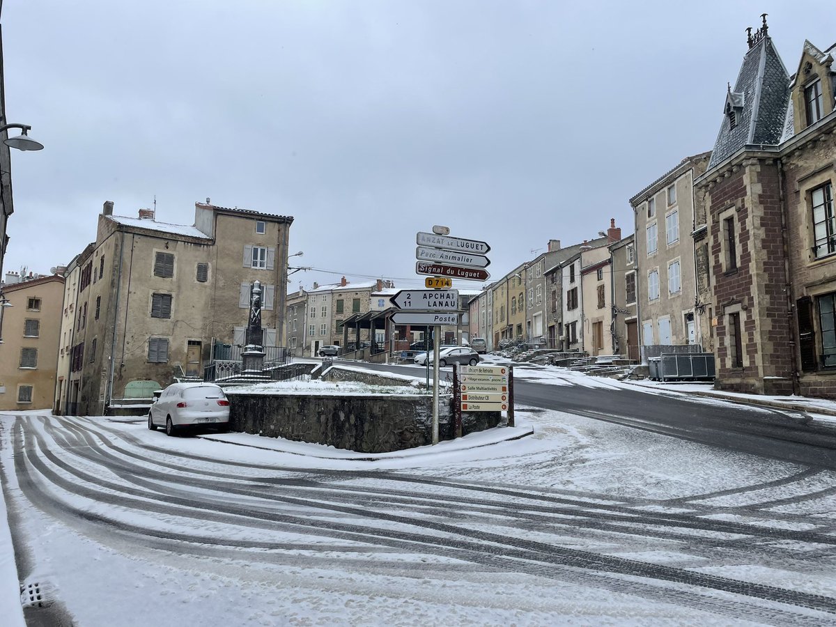 ts_thesTig's tweet photo. Moved 35mins southeast from Issoire for a change where I’m awaiting submersible water pump delivery. The bodge I’ve fixed with a different pump is doing ok. Weather has finally delivered a touch of winter. Motorhome coping admirably. #vanlife #motorhomelife #solovanlife #ardes https://t.co/7KUCOfECc5