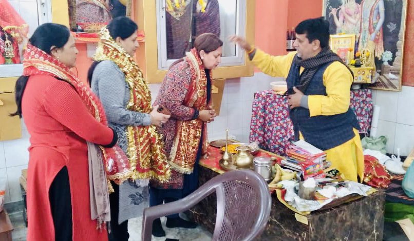 RekhaMAHAJAN7's tweet image. Took the blessings of Lord Shiva and served Langer among devotees on celebrations of 19 th sthapana diwas  in Neelkanth dham mandir ,#greaterjammu ..
@ImRavinderRaina @AshokKoul59 @tarunchughbjp @ashishsood_bjp @blsanthosh @ImRupeshkmr