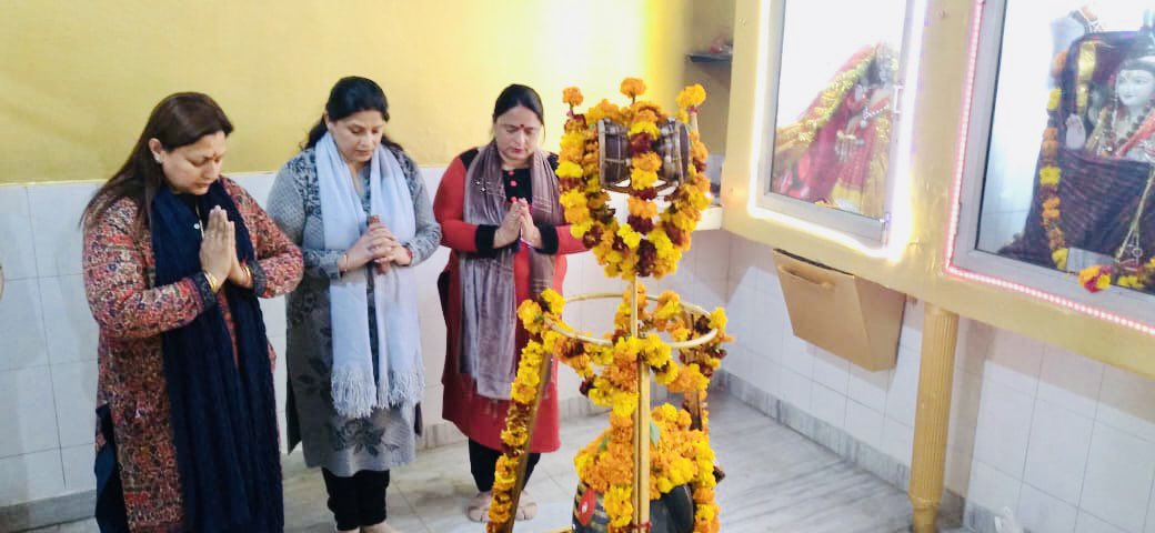 RekhaMAHAJAN7's tweet image. Took the blessings of Lord Shiva and served Langer among devotees on celebrations of 19 th sthapana diwas  in Neelkanth dham mandir ,#greaterjammu ..
@ImRavinderRaina @AshokKoul59 @tarunchughbjp @ashishsood_bjp @blsanthosh @ImRupeshkmr