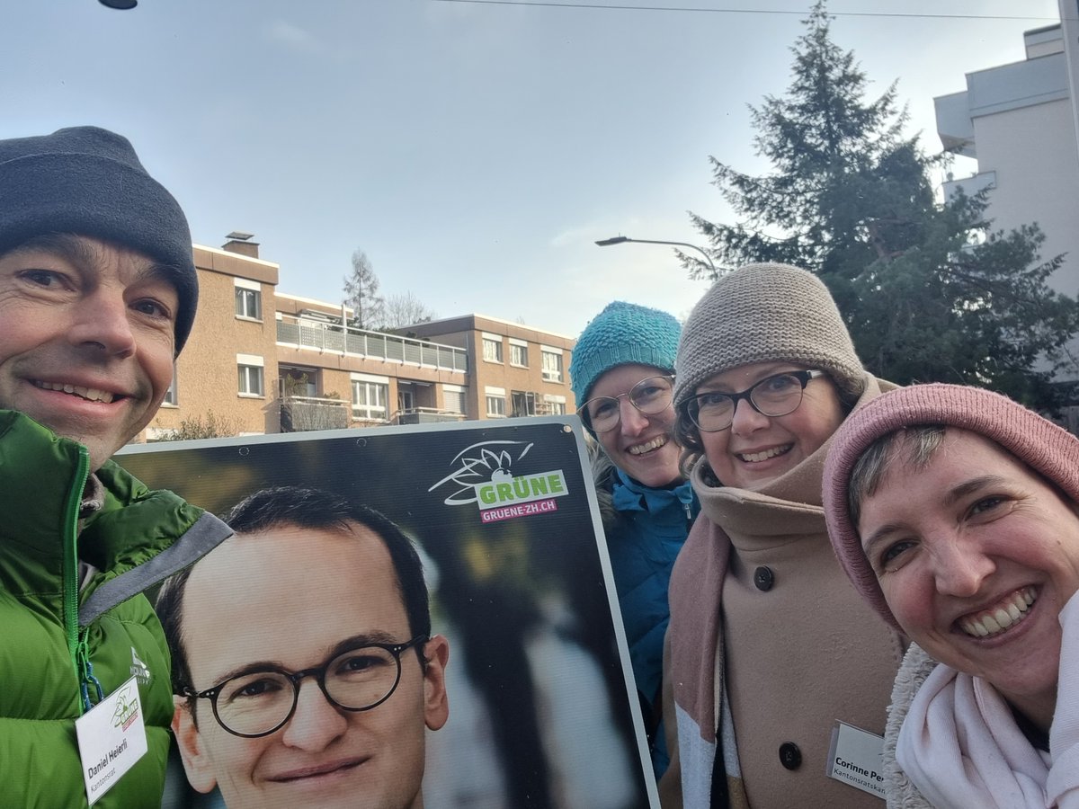 cap_zueri's tweet photo. Wahlkampf in der Kälte: Spannende Gespräche mit Leuten in Zürich Affoltern, aber auch oft "Politik interessiert mich nicht", vor allem von jungen Frauen. Geht wählen!  
 @GrueneZuerich für #Klimaschutz,  #Biodiversität, eine offene Gesellschaft. 💚🌿🌈#grünmachtvorwärts https://t.co/zazhBcSJ7H