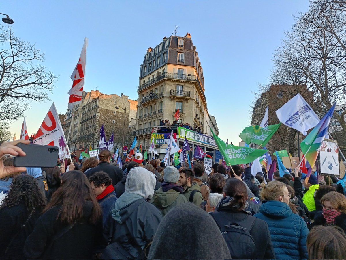 A noter de nombreux drapeaux : <a href="/EELV/">Les Écologistes - EELV</a> @NPA_officiel <a href="/FranceInsoumise/">La France insoumise</a> <a href="/placepublique_/">Place publique 🟡</a> <a href="/UNEF/">UNEF</a> <a href="/jeunegarde/">jeunegarde</a>, Jeune garde, NUPES...
Impossible de distinguer un drapeau du <a href="/PCF/">PCF</a> ou du <a href="/partisocialiste/">Parti socialiste</a> en tête de cortège.
📸 <a href="/ndillens/">N.Dillenseger</a> 
#Marche21Janvier