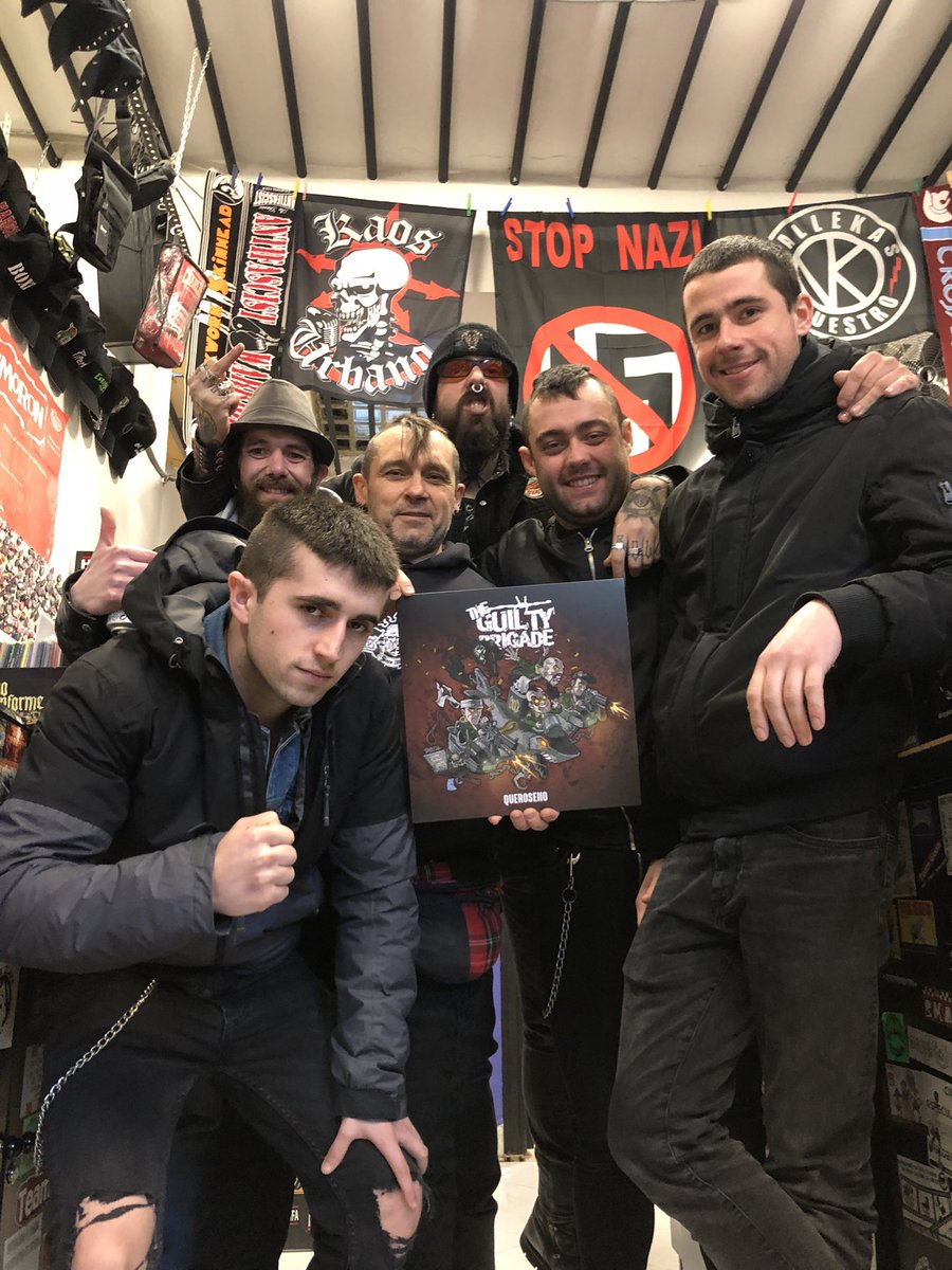 Visita a la tienda de <a href="/Guiltybrigade/">The guilty brigade</a> , a la tienda, antes de irse al <a href="/gruta77madrid/">Gruta 77</a> , a hacer la prueba de sonido.
Nos han dejado su nuevo disco, llamado Queroseno, ya disponible en nuestra tienda, y en la web:

El concierto empieza a las 22:00 horas, mucha mierda.