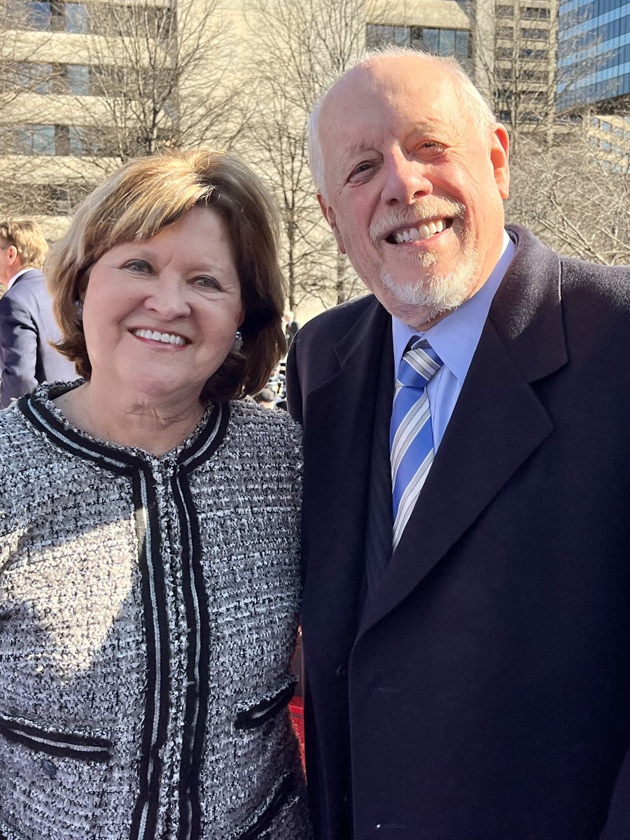 JusticeLeeTN's tweet photo. Governor Bredesen gave me the opportunity for public service. Forever grateful to him. Happy to see him today at the inaugural. https://t.co/dCKP3paOBo