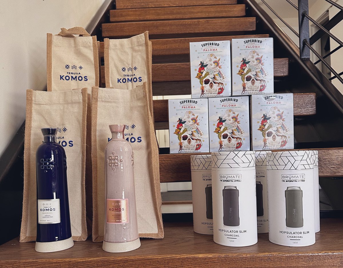 Who’s going to the <a href="/4thandJawn/">4th and JAWN</a> tailgate?! <a href="/jennwilliams23/">Jennifer Slay💛✨</a> &amp; I ARE!! I’ll be GIVING AWAY <a href="/tequilakomos/">Tequila Komos</a> and @SuperbirdPaloma 
ILL SEE YOU THERE 🦅🏈 #FlyEaglesFly