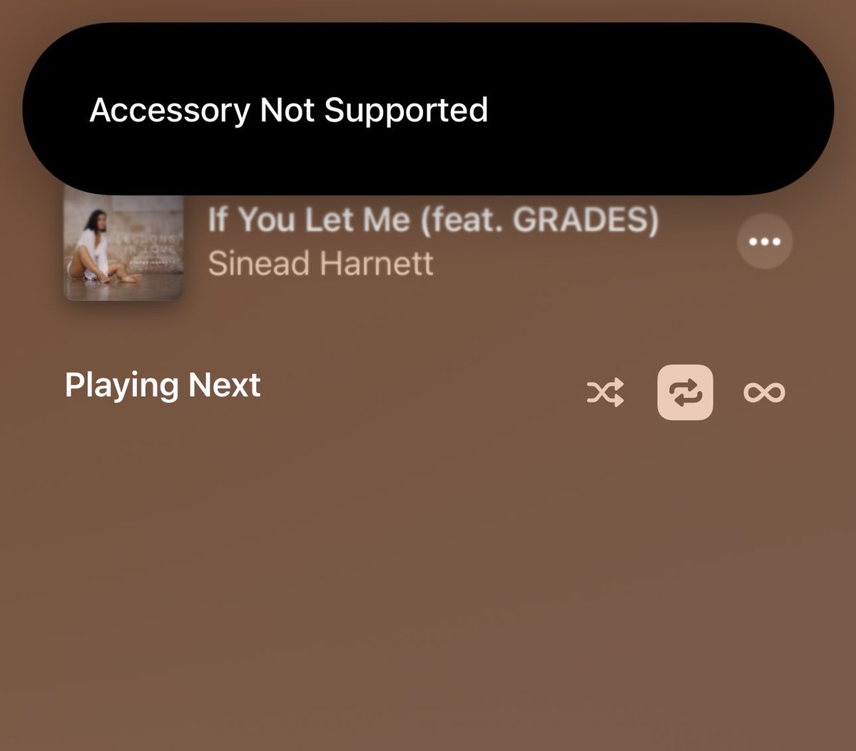 Nam_2206's tweet photo. @DeepFellow_ Wait until it’s so hot, it stops recognising your original earphones!!! #iphoneoverheating https://t.co/fuZ4AbtJEg