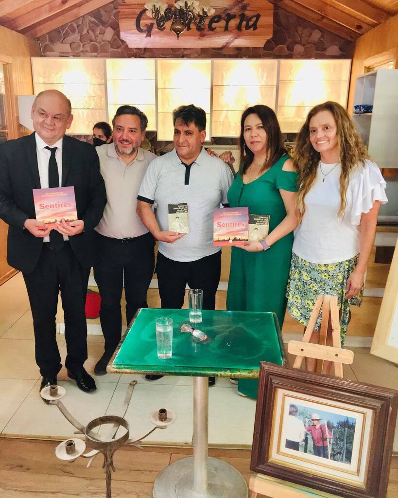 Presentación del libro “EDUCACIÓN DE LAS MANOS”
del Profesor José Recabarren.

@profesorjoserecabarren 
@cafeteriamolplaza instagr.am/p/Cnr5hdJu5jL/