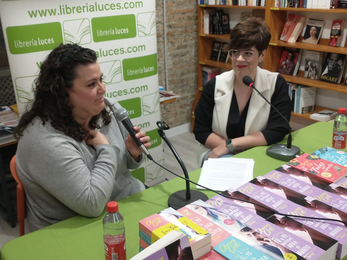 librerialuces's tweet photo. #EnDirecto En estos momentos @Cherrychic_ presenta en Luces su nuevo libro: TÚ Y YO, AUNQUE ARDA EL MUNDO.
Puedes seguir el encuentro en directo a través de nuestro canal de YouTube 👉🏻 https://t.co/VgyYzpkvp6
#LibreriaLuces #Malaga #CherryChic #PresentacionesDeLibros https://t.co/fxG2dwTPsu