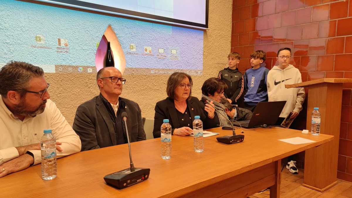 Dipta_cat's tweet photo. Avui al Celler Cooperatiu de Vila-rodona s'ha presentat aquesta nova ruta basada en codis QR.'Vinus et Vitis' va ser un dels projectes guanyadors del #TurisTIC Challenge i s'ha materialitzat gràcies a la col.laboració de la #Dipta i @AjVila_rodona, en el marc del #PECT #FonsUECAT https://t.co/SOJTAStsxX