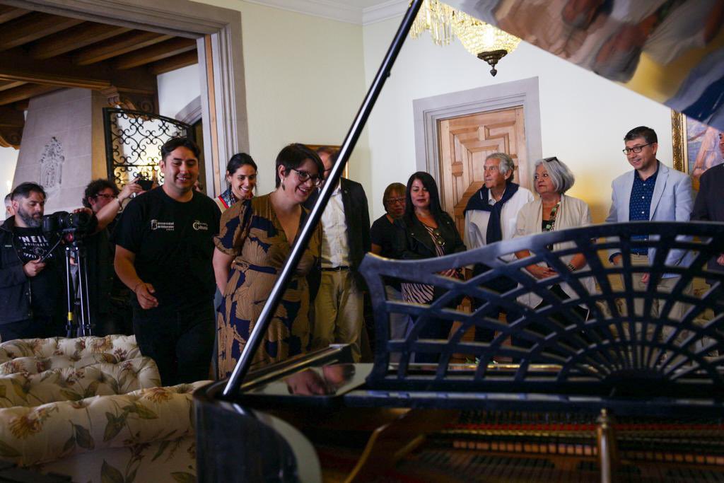 culturas_cl's tweet photo. Hoy estuvimos junto a la ministra @jubrodsky en la apertura a la ciudadanía del Palacio Presidencial de Cerro Castillo en Viña del Mar. 

Puedes agendar tu visita en: https://t.co/fPXYhF5AqJ https://t.co/t0jE0czY7V