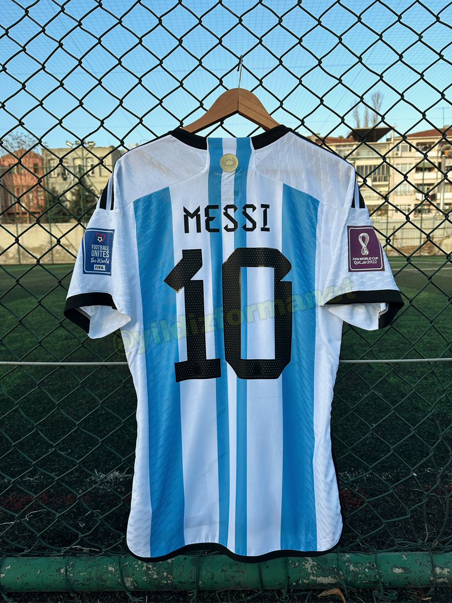 epikmessianlari's tweet photo. ÇEKİLİŞ VAR 🎊🎉🎁 

Herkese merhabalar, @yildizforma sponsorluğunda aranızdan “1” kişiye Arjantin 2022 Final “Lionel Messi” forması hediye ediyoruz. Yapmanız gerekenler çok basit 👇🏼

1- @yildizforma ve @epikmessianlari ‘nı takip etmek.
2- Bu tweet'i rtlemek ve beğenmek. https://t.co/uHM0hVro6W