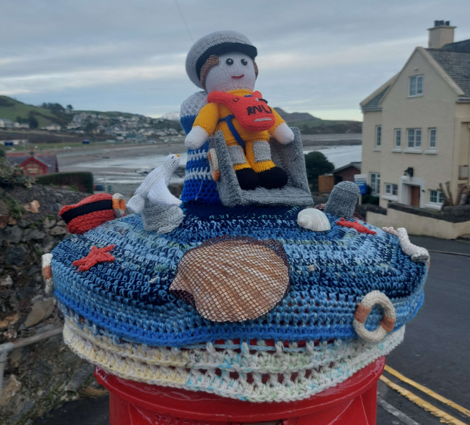 Fairy_Foot's tweet photo. I absolutely ❤️ the @RNLI . So nice to see a postbox topper RNLI-themed in a seaside town. Down the hill  is an RNLI station! #postboxsaturday https://t.co/8UBxmQWHaC