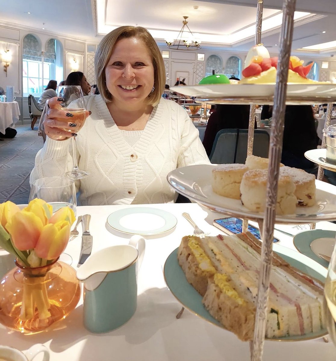 #AfternoonTea <a href="/Fortnums/">Fortnum & Mason</a> What a treat 🥪🧁🍰🫖 #Champagne #tea #cakes #London🇬🇧 #LondonCalling #uk