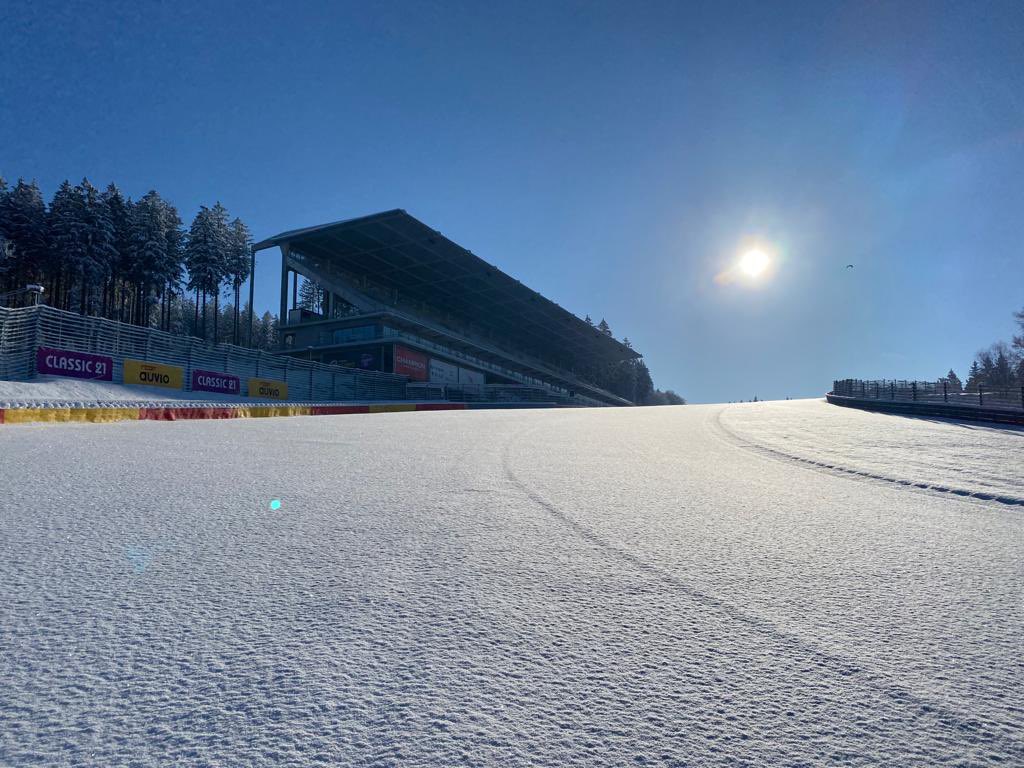 AlbertFabrega's tweet photo. Iba a hacer la pregunta. Pero es que es inconfundible. Incluso así nevado Spa Francorchamps es bonito. Subir no, pero ¿¿¿bajar??? 😍 https://t.co/WI08ueSz6w