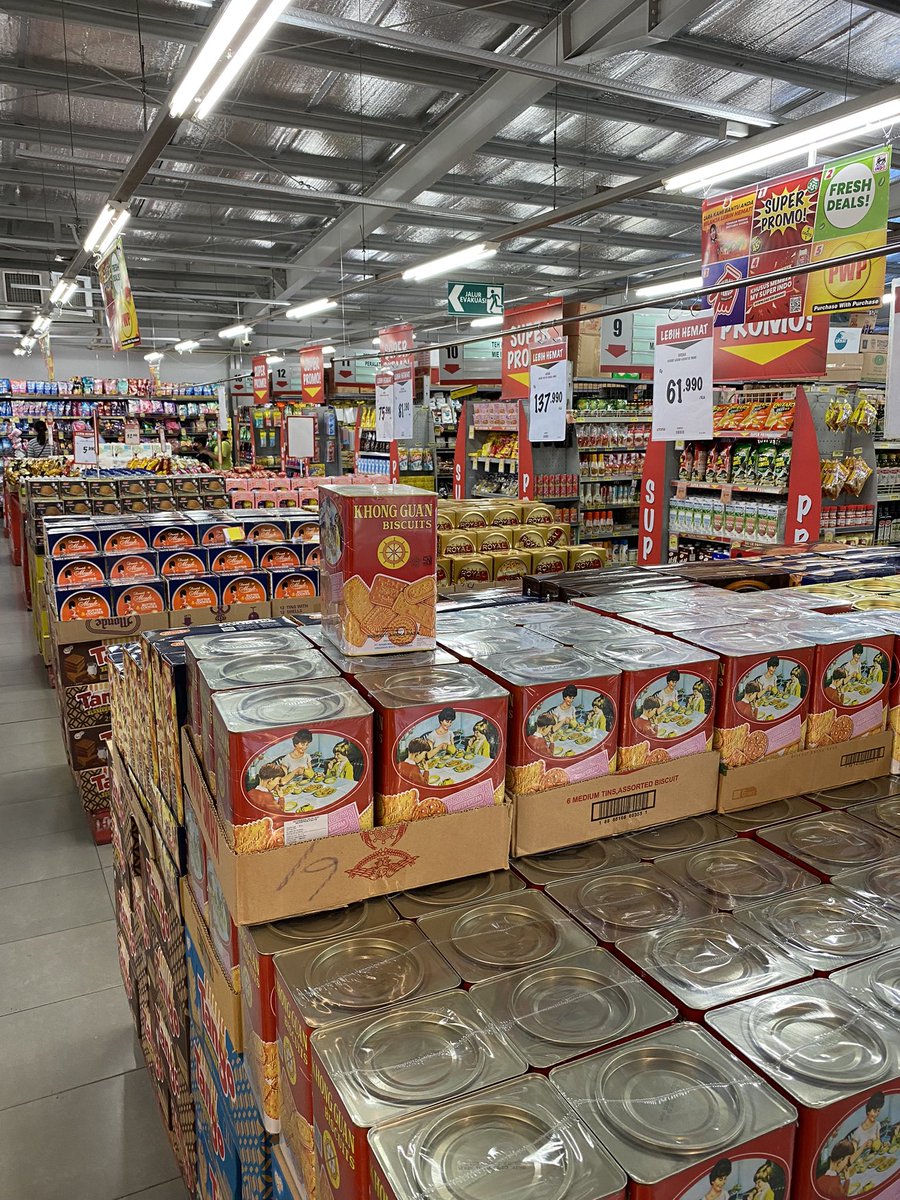 FOOD_FESS's tweet photo. Wah sudah mulai dipajang guis tanda ramadan semakin dekat. Kira-kira apanih kue kalengan favorit kalian? Aku: monde butter cookies. https://t.co/4xdP4nSI83