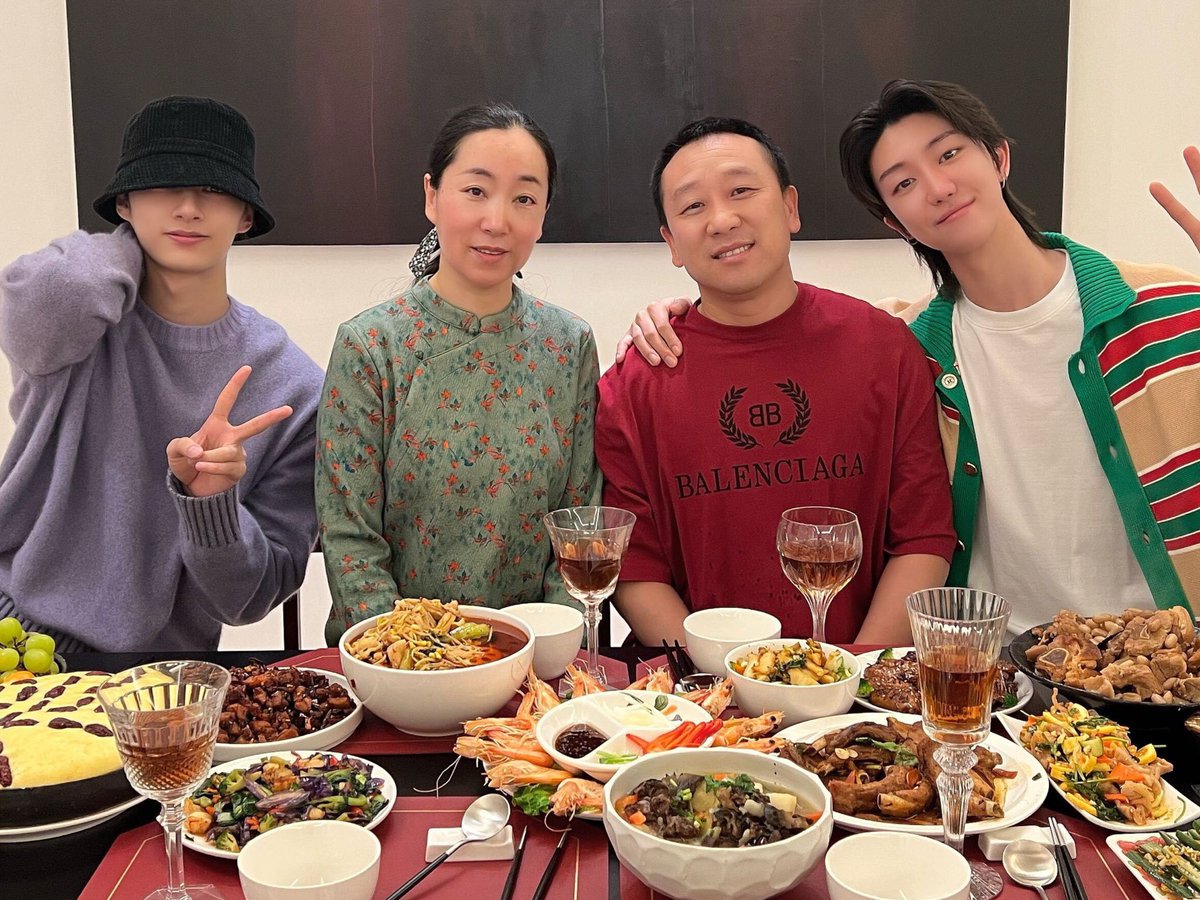 근데 명호네 집 명절 식탁에 새우 안 빠지는 거 넘후 조음 ㅋㅋ 어릴 때부터 새우 까주던 부모님에 대한 좋은 기억이 있어서 새우 좋아한다구 했잖아..... 🔒준이도 그 추억을 공유하게 되는구나 미치겠다별들아