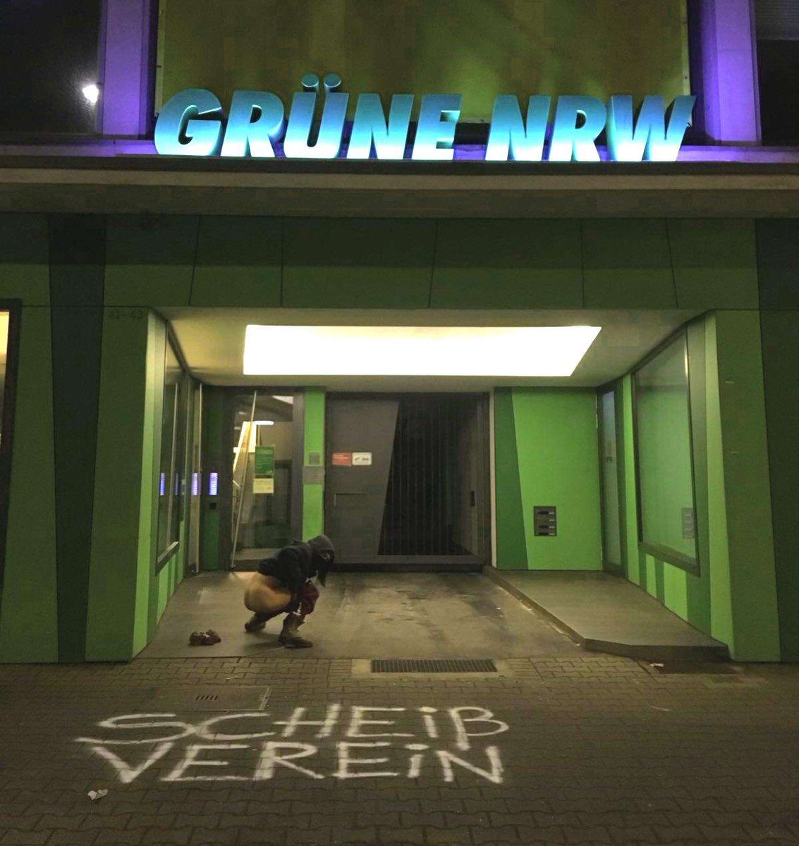 LuetziTicker22's tweet photo. 💩 "Abseilaktion" bei den Grünen NRW 😉

📃 https://t.co/Cm4UFDDikx https://t.co/GA5pVCFZZo